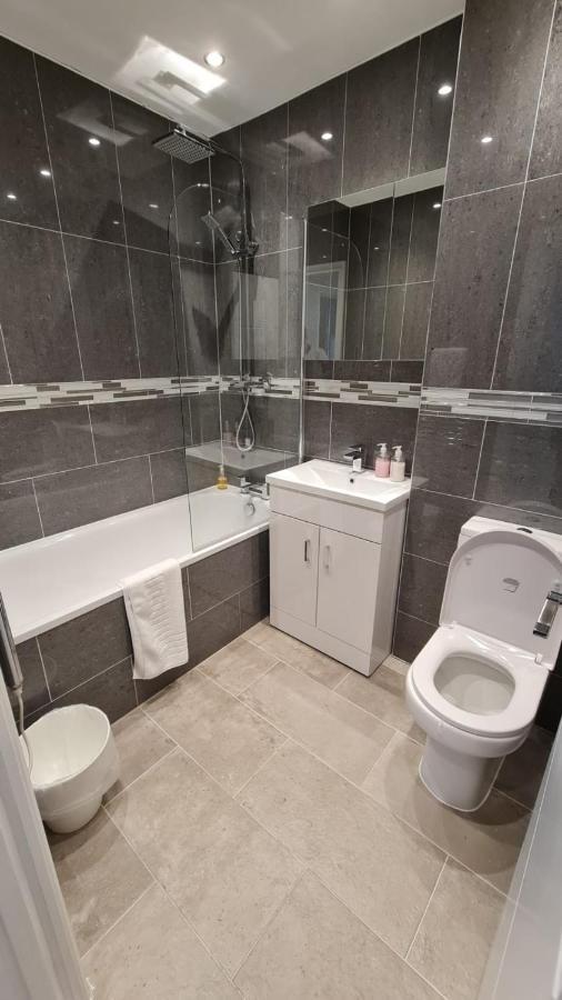 Zen Quality Flats: Cozy Heathrow Accommodations Hounslow Exterior photo