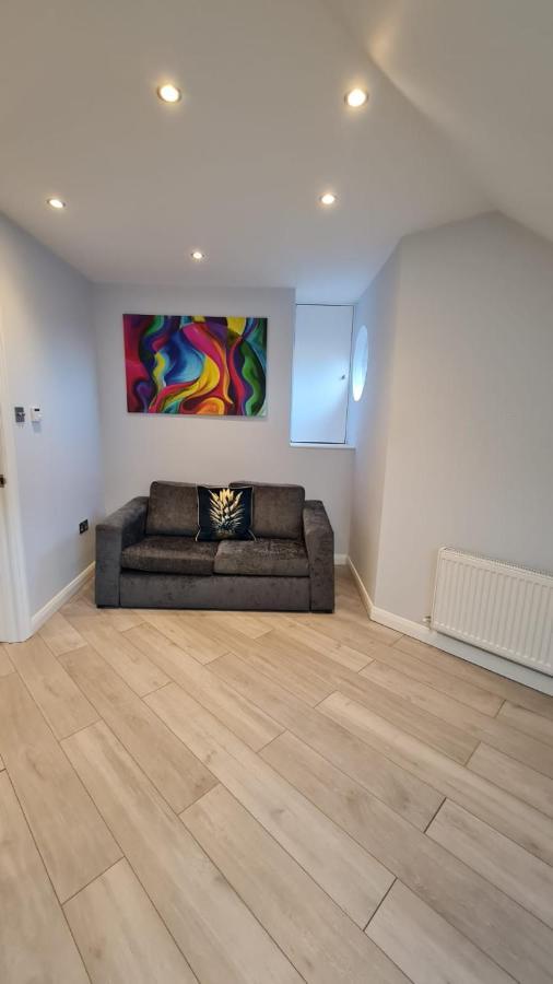Zen Quality Flats: Cozy Heathrow Accommodations Hounslow Exterior photo