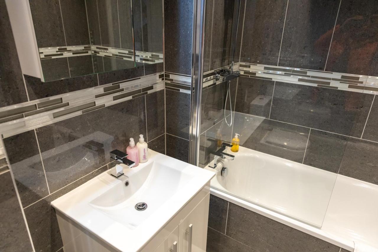 Zen Quality Flats: Cozy Heathrow Accommodations Hounslow Exterior photo