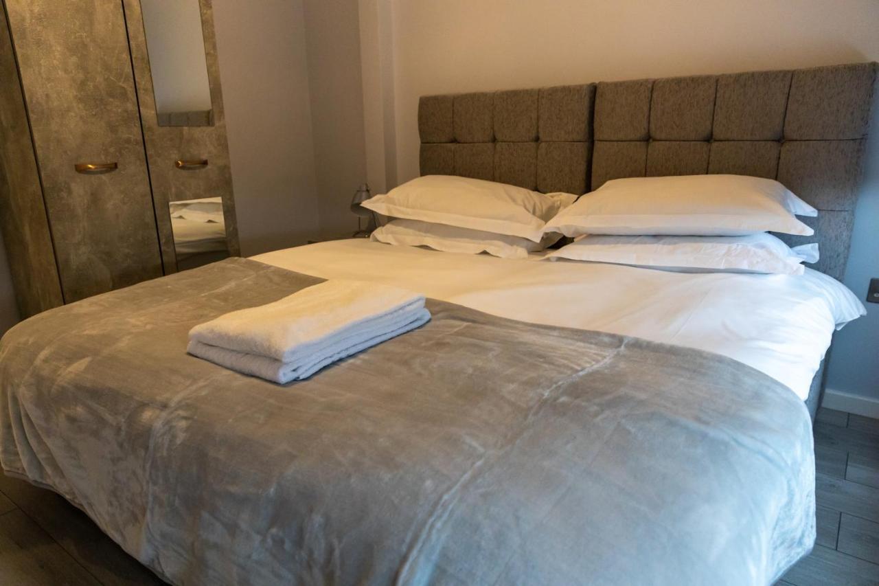 Zen Quality Flats: Cozy Heathrow Accommodations Hounslow Exterior photo