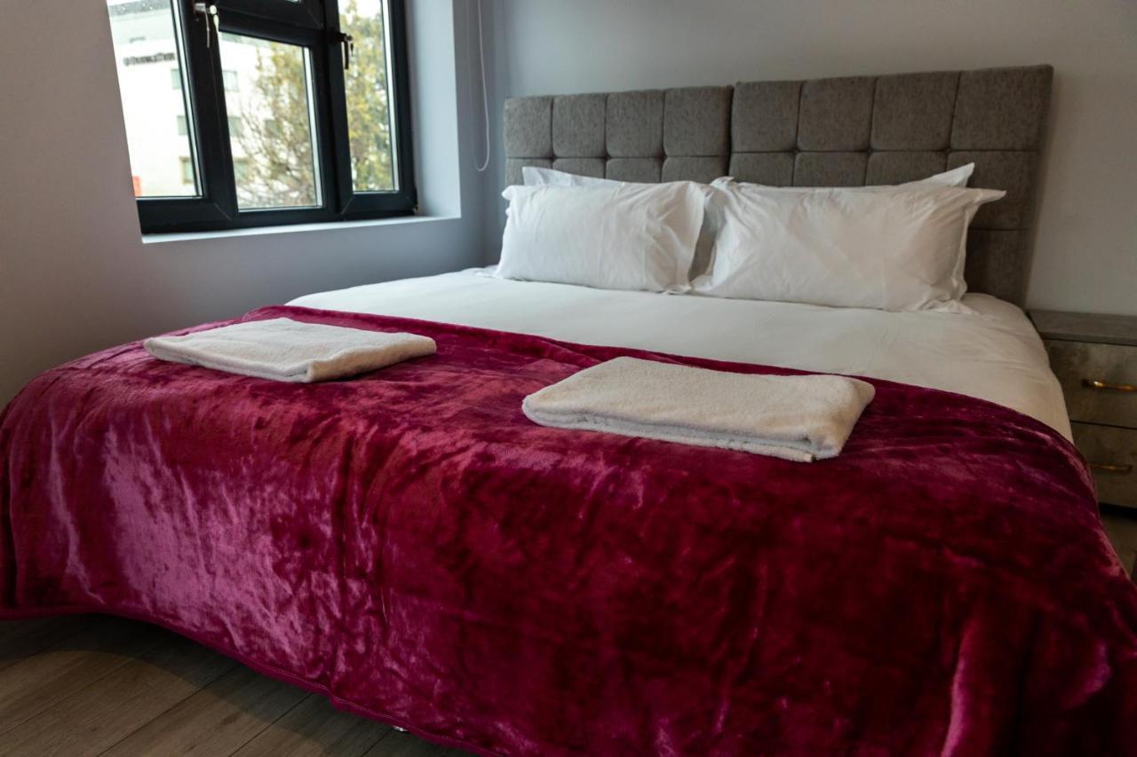 Zen Quality Flats: Cozy Heathrow Accommodations Hounslow Exterior photo